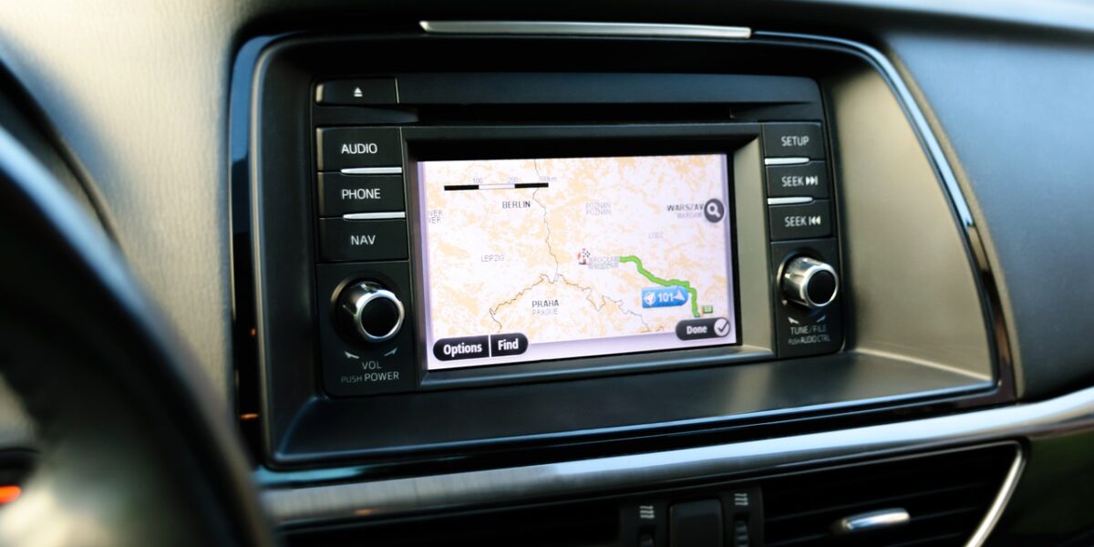Illustration: Symbolhafte GPS-Navigation für das Auto – Satellit und Straßenkarte