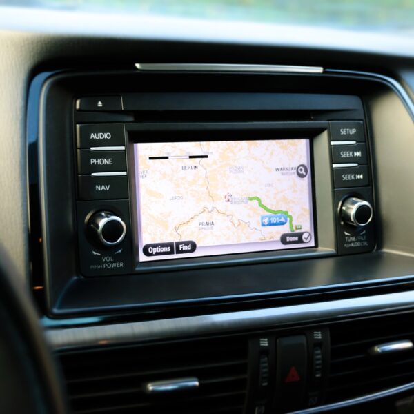Illustration: Symbolhafte GPS-Navigation für das Auto – Satellit und Straßenkarte
