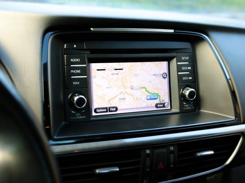 Illustration: Symbolhafte GPS-Navigation für das Auto – Satellit und Straßenkarte