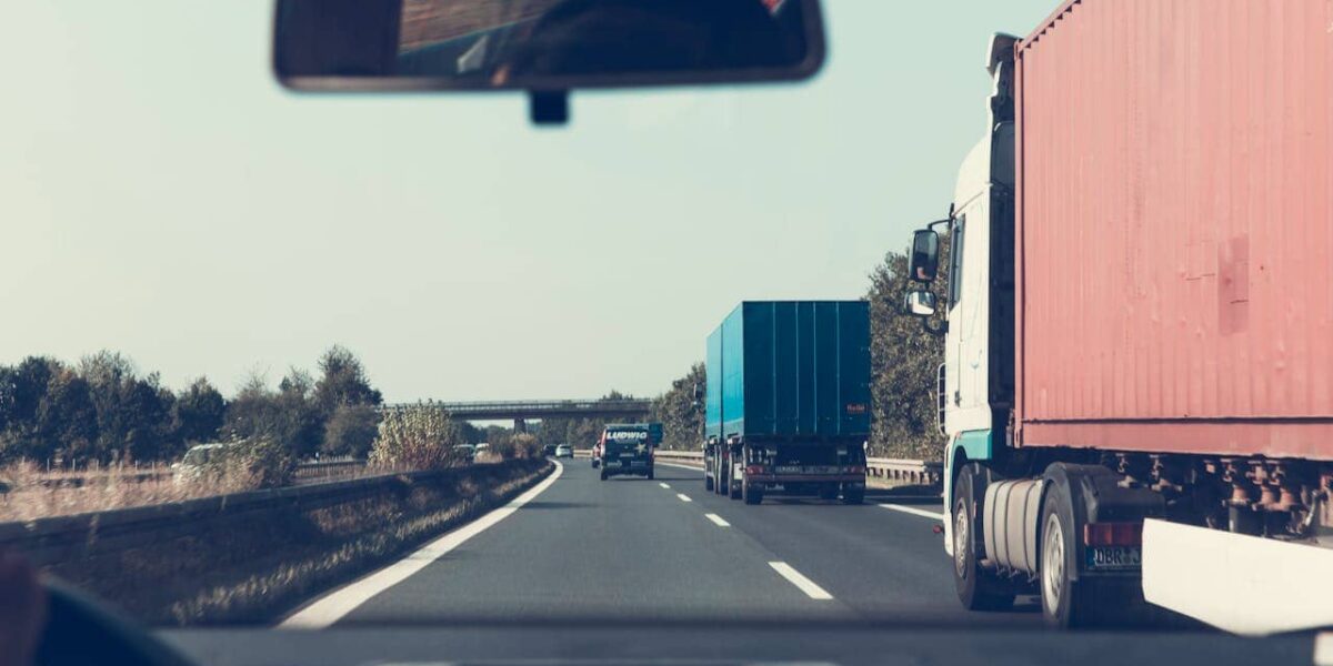 Lkw-Fahrer beim Einstieg in den Beruf, Nahaufnahme eines jungen Fahrers im Lkw