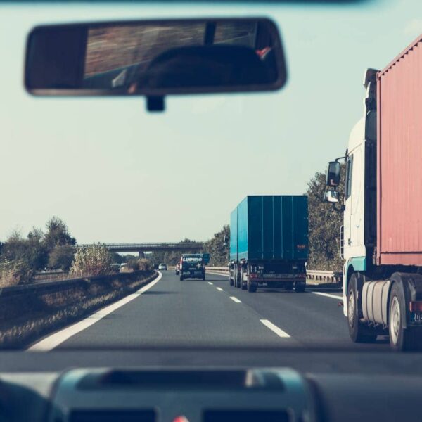 Lkw-Fahrer beim Einstieg in den Beruf, Nahaufnahme eines jungen Fahrers im Lkw