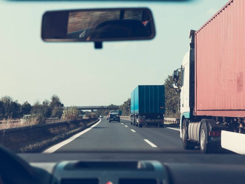 Lkw-Fahrer beim Einstieg in den Beruf, Nahaufnahme eines jungen Fahrers im Lkw