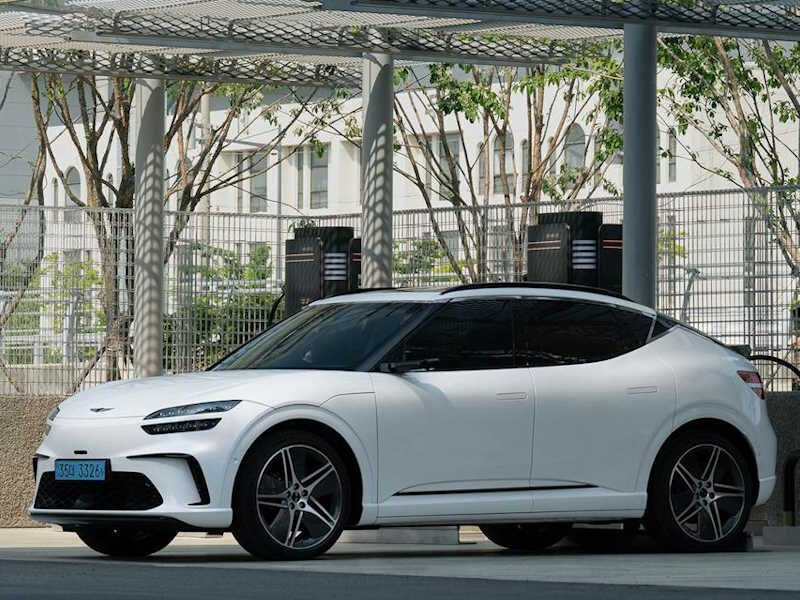Nahaufnahme einer Ladesäule für Elektrofahrzeuge in den Niederlanden auf einem Parkplatz