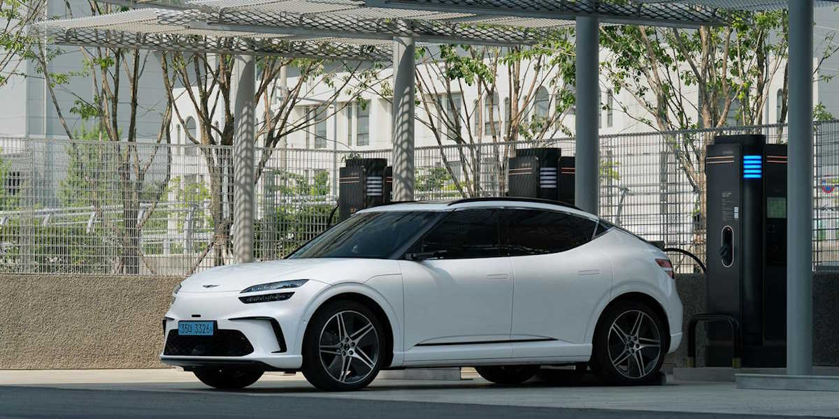 Nahaufnahme einer Ladesäule für Elektrofahrzeuge in den Niederlanden auf einem Parkplatz