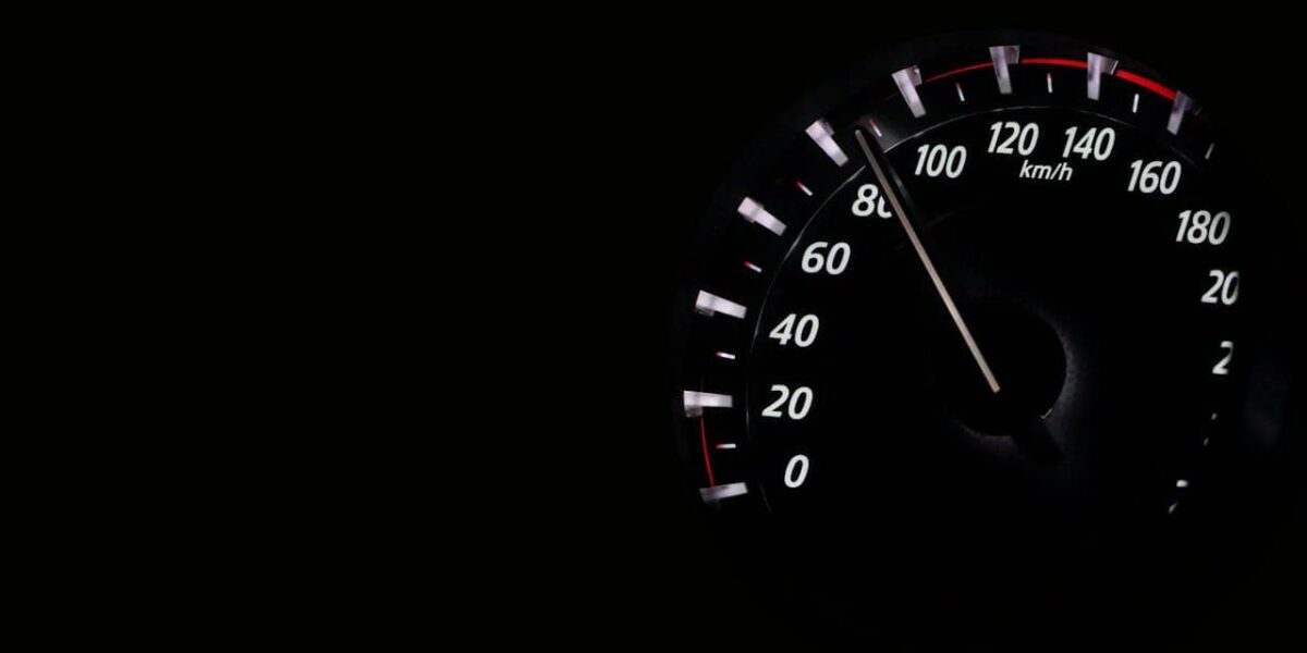 Symbolfoto eines jungen Menschen im ersten eigenen Auto, unterwegs und gut versichert