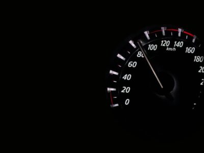 Symbolfoto eines jungen Menschen im ersten eigenen Auto, unterwegs und gut versichert