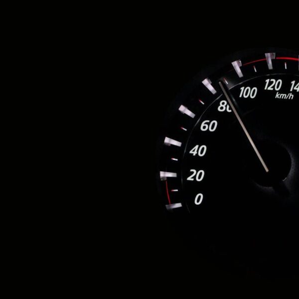 Symbolfoto eines jungen Menschen im ersten eigenen Auto, unterwegs und gut versichert