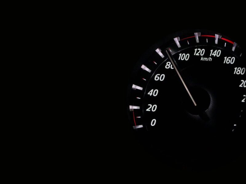 Symbolfoto eines jungen Menschen im ersten eigenen Auto, unterwegs und gut versichert