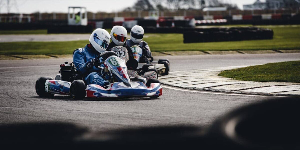 Drei verschiedene Kartbahnen in Twente und Karts auf der Rennstrecke, Design- und Lichteffekte im Hintergrund