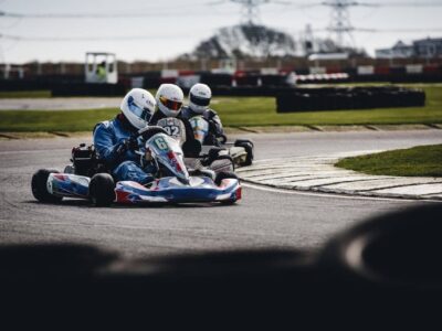 Drei verschiedene Kartbahnen in Twente und Karts auf der Rennstrecke, Design- und Lichteffekte im Hintergrund