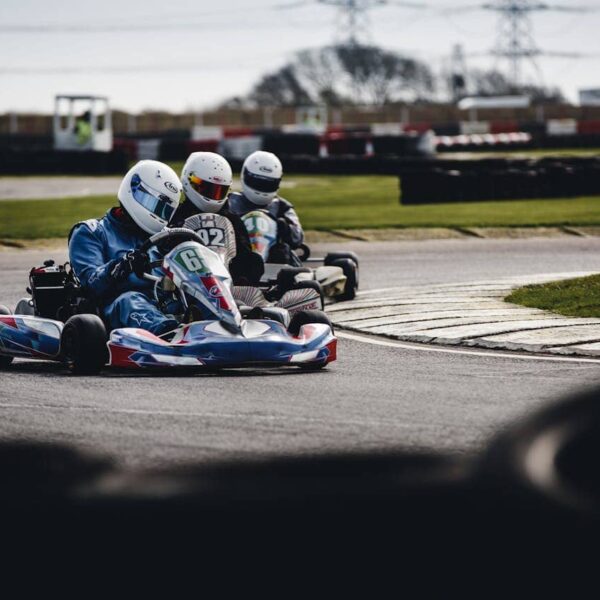 Drei verschiedene Kartbahnen in Twente und Karts auf der Rennstrecke, Design- und Lichteffekte im Hintergrund