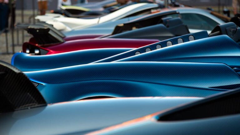 Fünf der schnellsten Autos der Welt: Koenigsegg Jesko Absolut, SSC Tuatara, Hennessey Venom F5, SP Automotive Chaos, Bugatti Chiron Super Sport 300+.