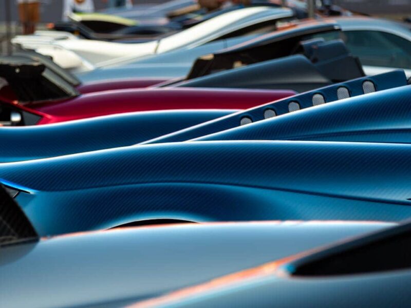 Fünf der schnellsten Autos der Welt: Koenigsegg Jesko Absolut, SSC Tuatara, Hennessey Venom F5, SP Automotive Chaos, Bugatti Chiron Super Sport 300+.