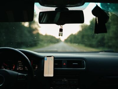 verschiedene autozubehörteile für komfort und sicherheit im fahrzeug