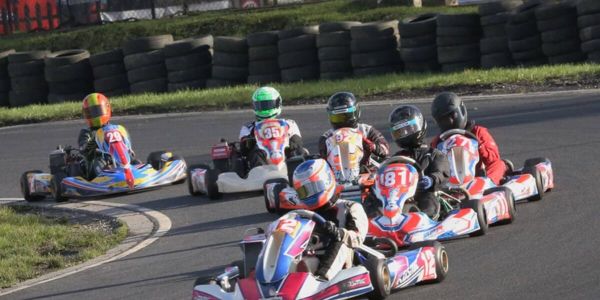Wie schnell fährt ein Kart? (Symbolbild Karts und Geschwindigkeitsmessung)