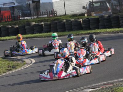 Wie schnell fährt ein Kart? (Symbolbild Karts und Geschwindigkeitsmessung)