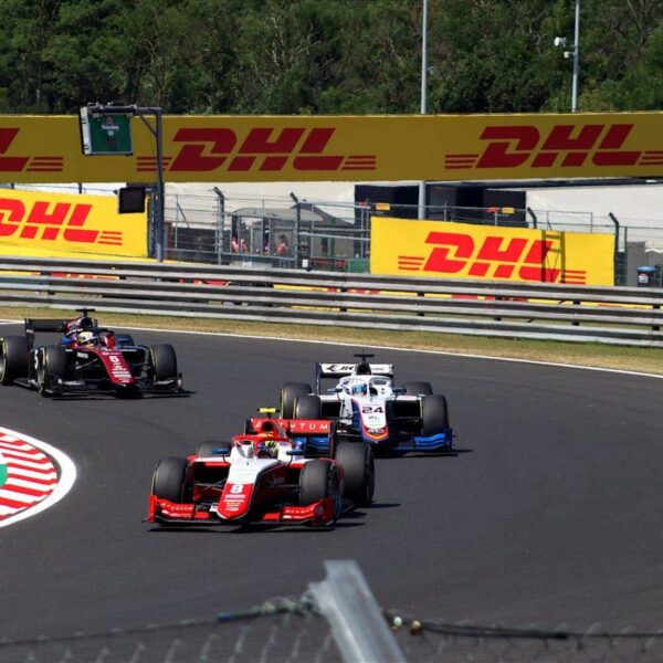 Formel-2-Rennwagen auf der Rennstrecke während eines Rennens