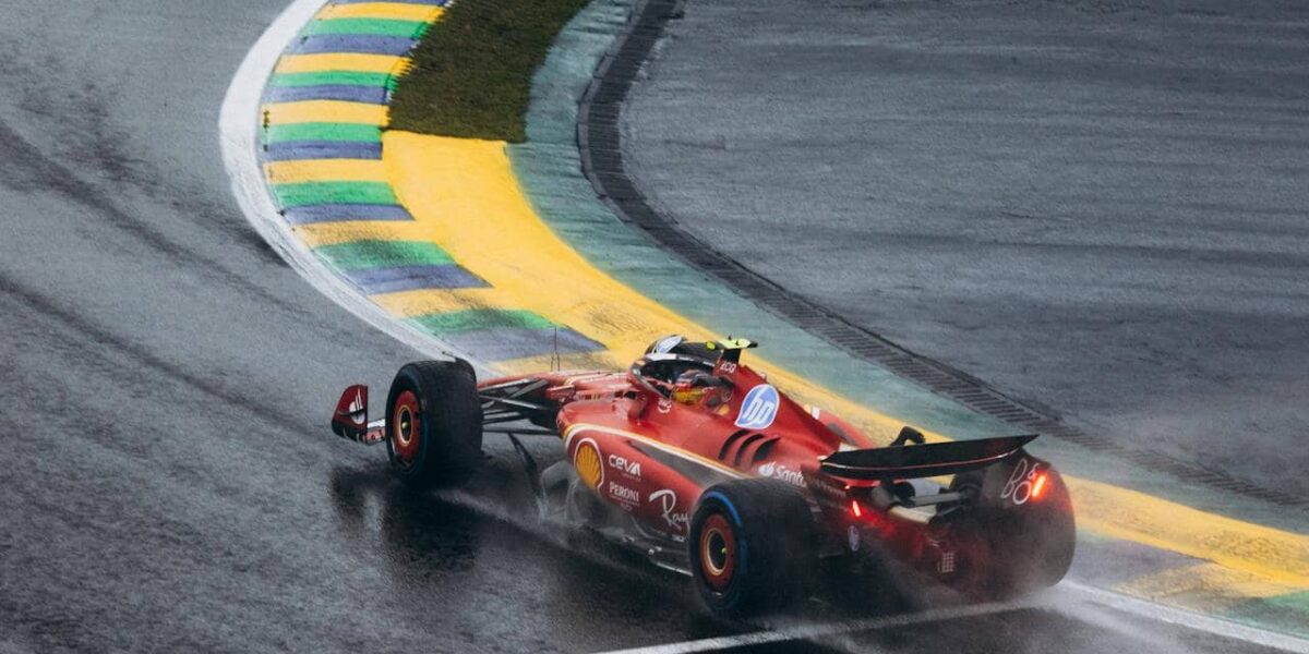 zwei formel-1-wagen bei hitzigem überholmanöver im rennen der saison 2025