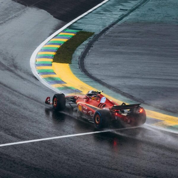 zwei formel-1-wagen bei hitzigem überholmanöver im rennen der saison 2025