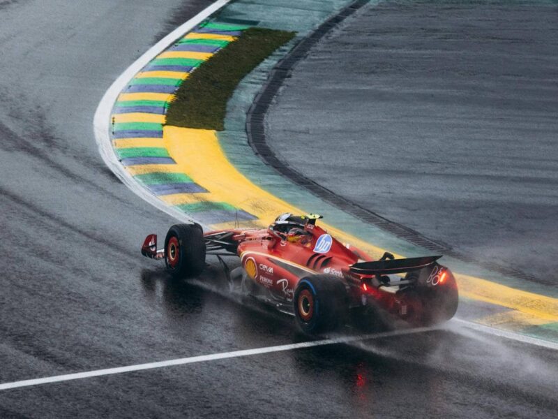 zwei formel-1-wagen bei hitzigem überholmanöver im rennen der saison 2025