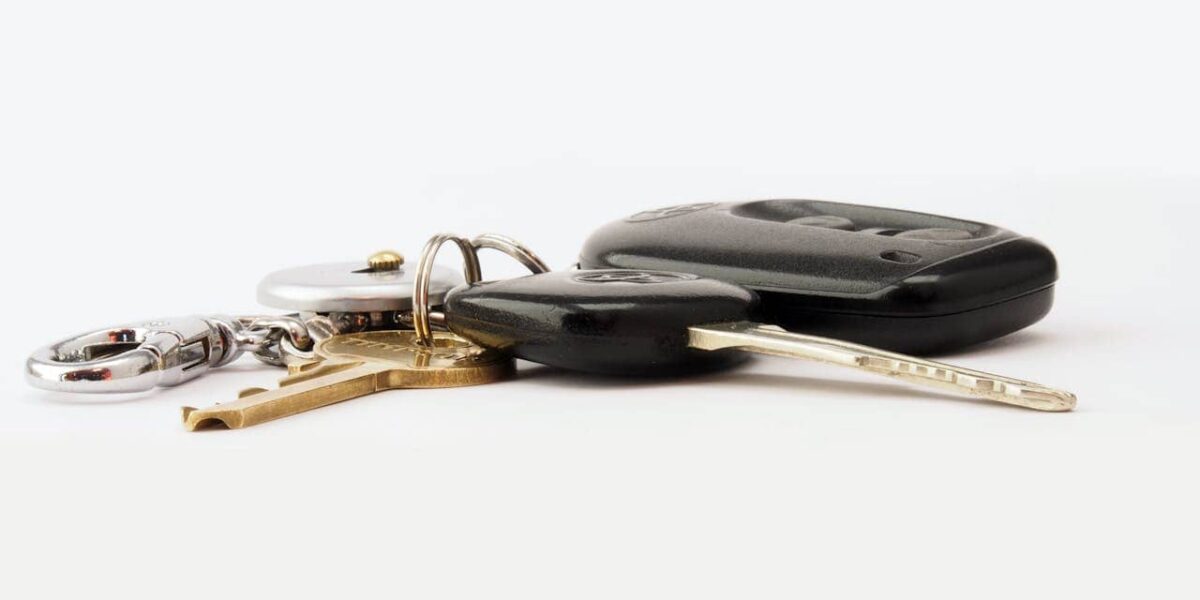 Ein Autoschlüssel liegt auf einer leeren Oberfläche – Symbol für verlorene Autoschlüssel