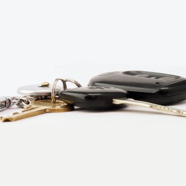 Ein Autoschlüssel liegt auf einer leeren Oberfläche – Symbol für verlorene Autoschlüssel