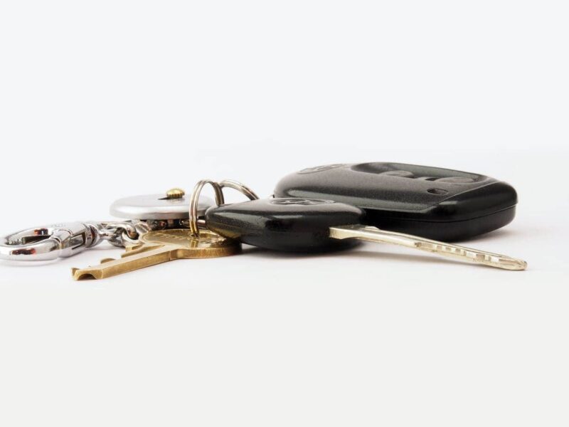 Ein Autoschlüssel liegt auf einer leeren Oberfläche – Symbol für verlorene Autoschlüssel