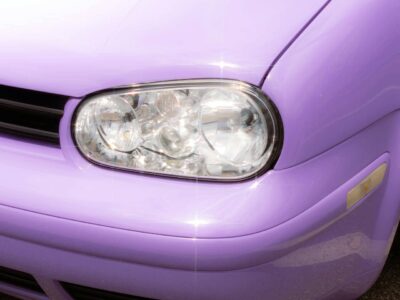 verschiedene Autofarben symbolisieren unterschiedliche Persönlichkeiten