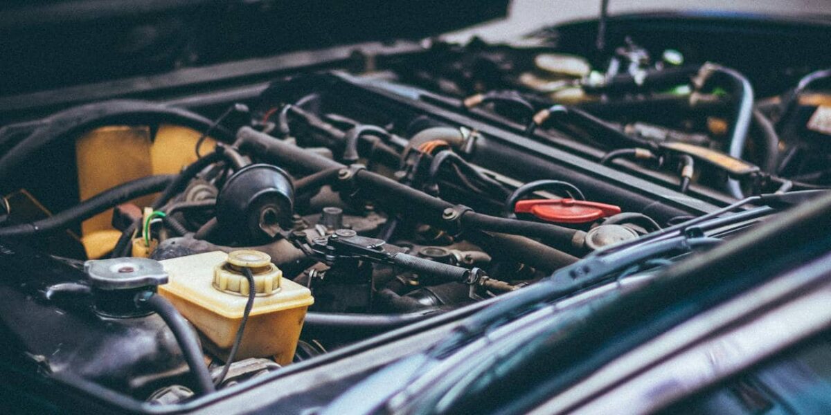 verschiedene honda-autoteile auf weißem hintergrund, fotografiert von oben
