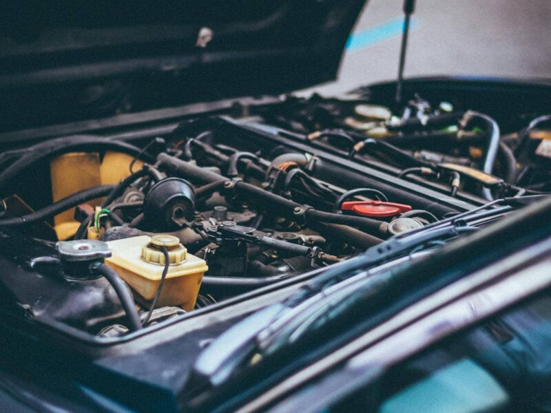 verschiedene honda-autoteile auf weißem hintergrund, fotografiert von oben