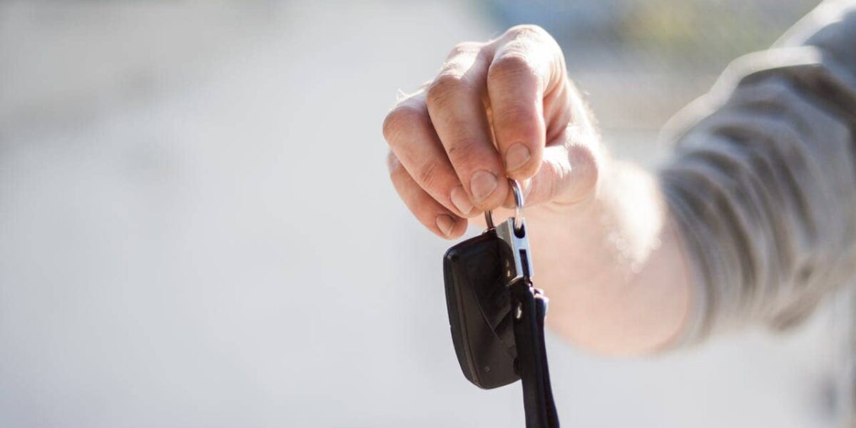 Moderne Mietwagen stehen aufgereiht auf einem Parkplatz