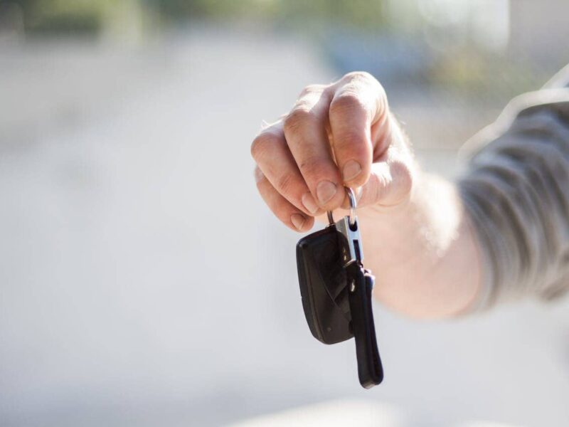 Moderne Mietwagen stehen aufgereiht auf einem Parkplatz
