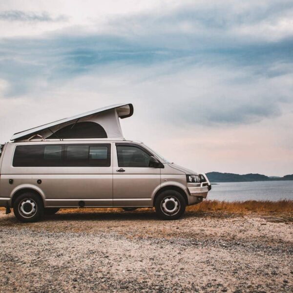 älteres Paar im Wohnmobil auf Reisen, glücklich beim Start in den Ruhestand