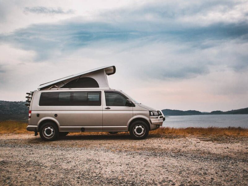 älteres Paar im Wohnmobil auf Reisen, glücklich beim Start in den Ruhestand