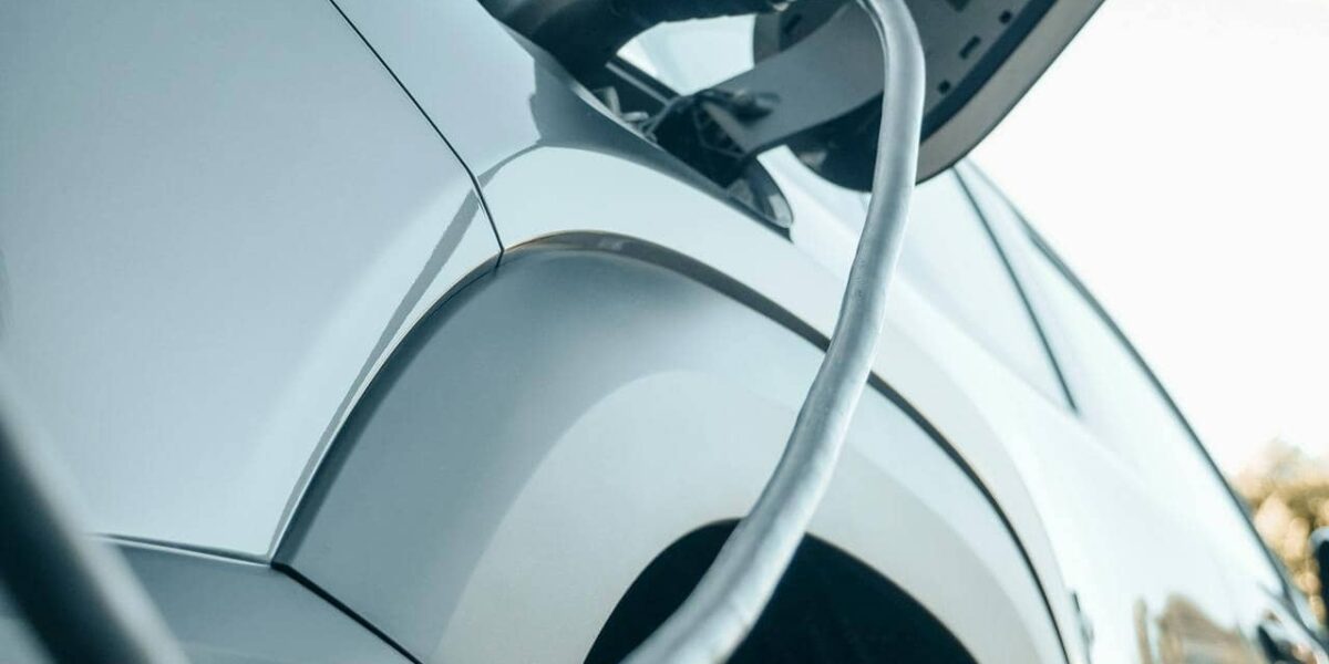 Plug-in-Hybrid lädt auf bei Sonnenuntergang (Symbolbild)