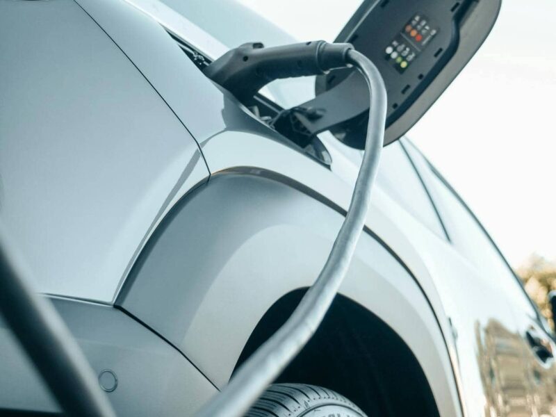 Plug-in-Hybrid lädt auf bei Sonnenuntergang (Symbolbild)
