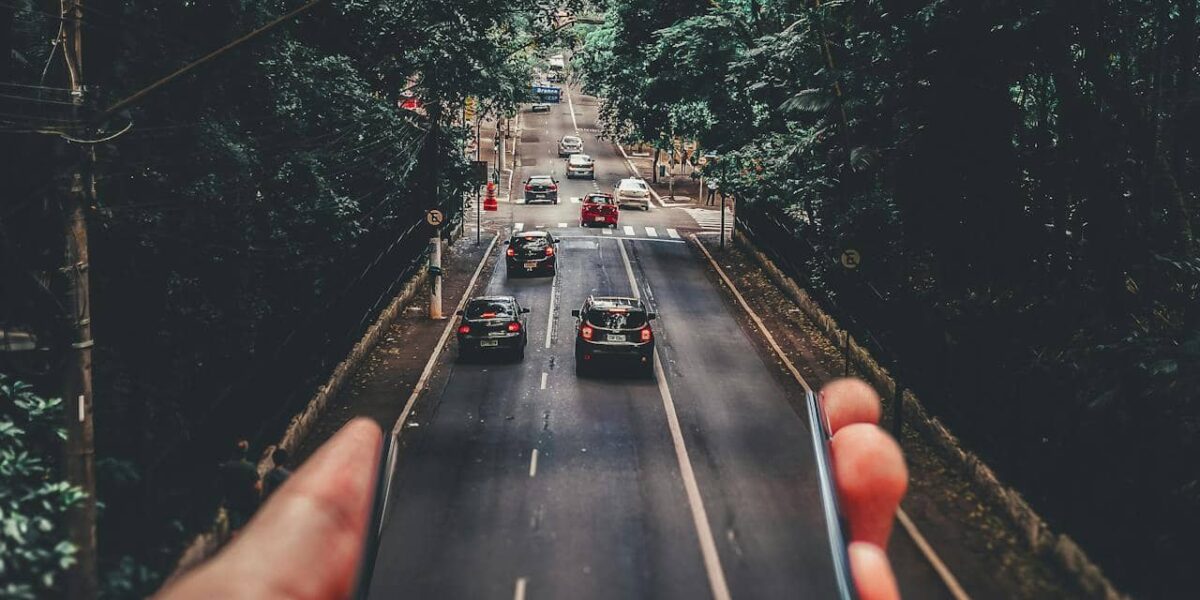Modernes Auto mit glänzendem Lack nach gründlicher Aufbereitung
