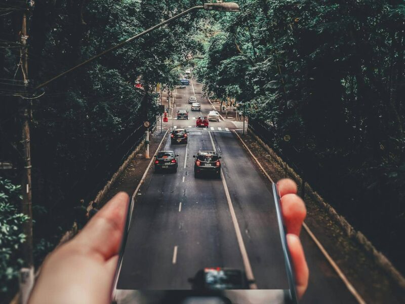 Modernes Auto mit glänzendem Lack nach gründlicher Aufbereitung