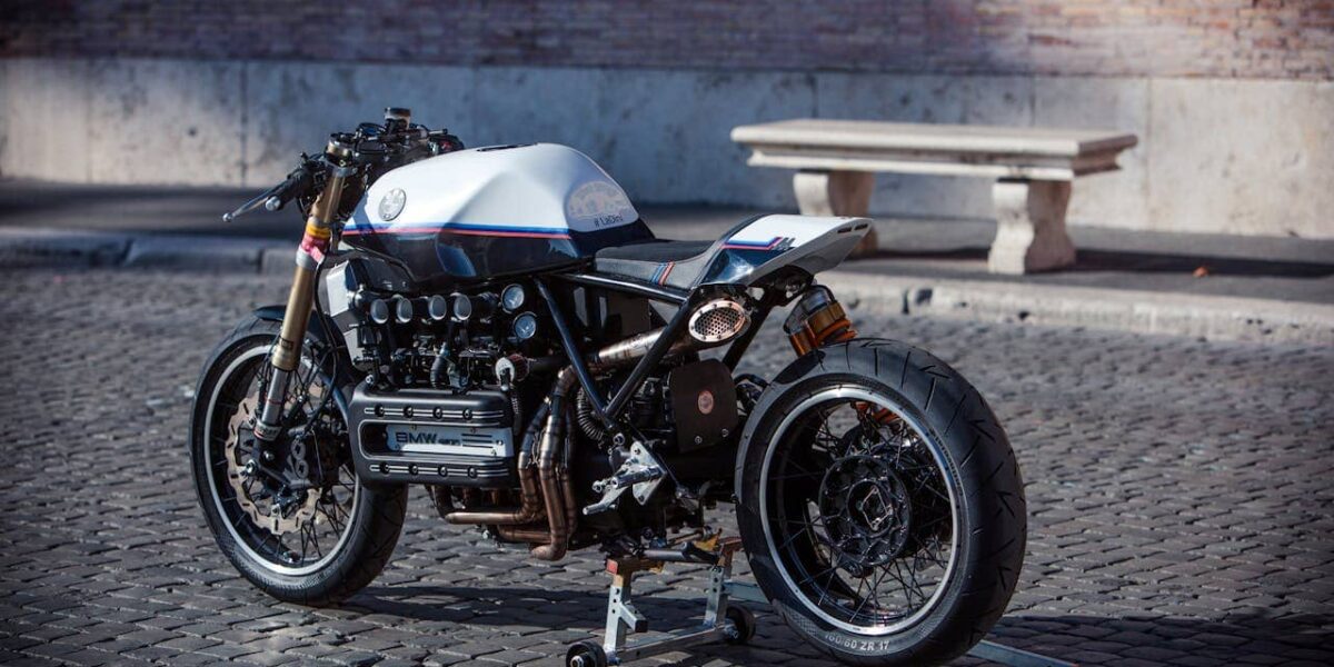 Nahaufnahme einer glänzenden Custom-Motorrad­messe mit Fokus auf Chrome und Details – Motorräder stehen bei einer Ausstellung