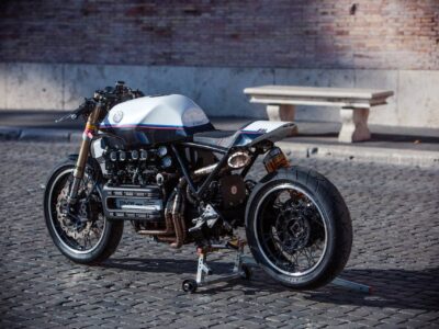 Nahaufnahme einer glänzenden Custom-Motorrad­messe mit Fokus auf Chrome und Details – Motorräder stehen bei einer Ausstellung