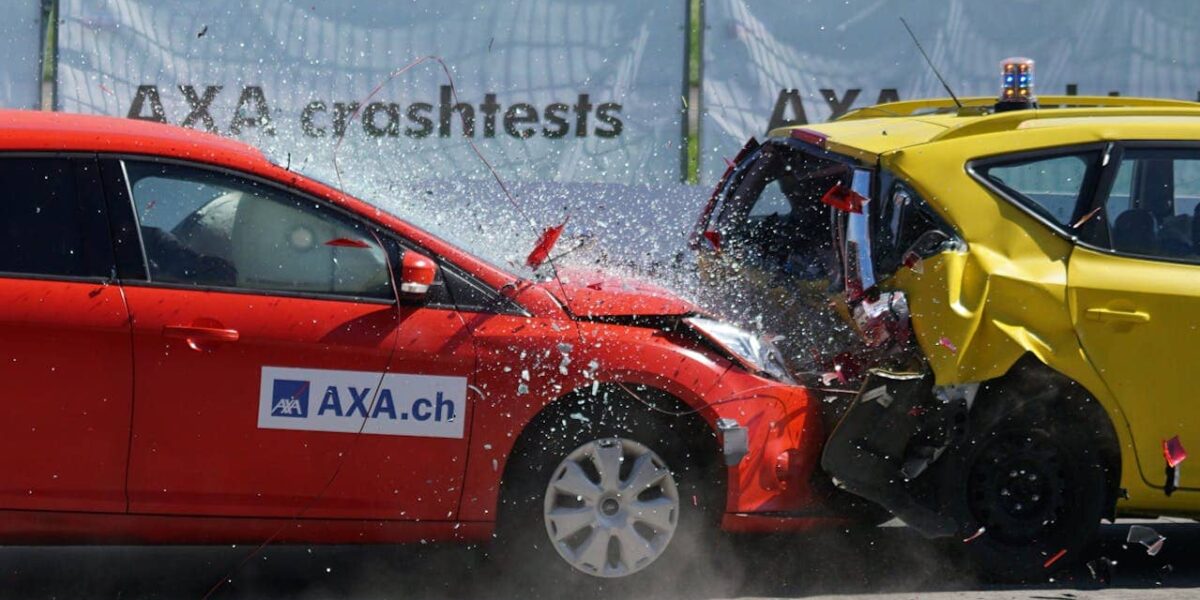 auto mit lackschäden und reparaturmethoden; beispiel für spotrepair und ausbeulen ohne lackieren