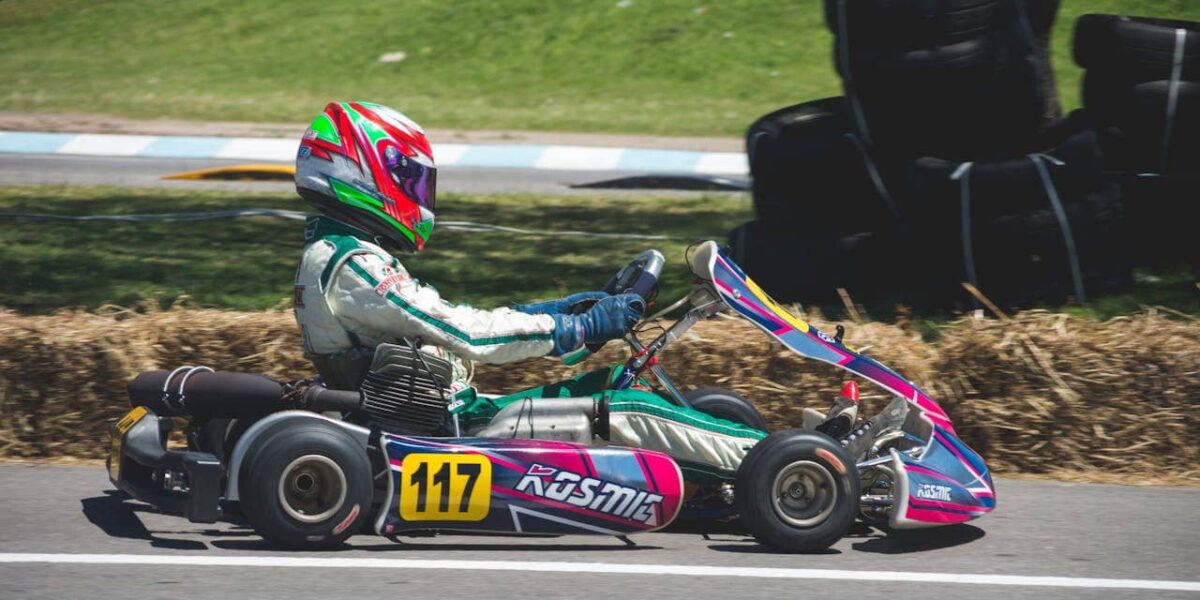 meisterschale motorsport mit gravur als preis auf einem rennevent