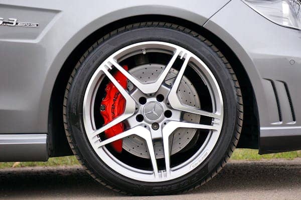 Bremsscheiben, Autofelge und Bremsbeläge Nahaufnahme
