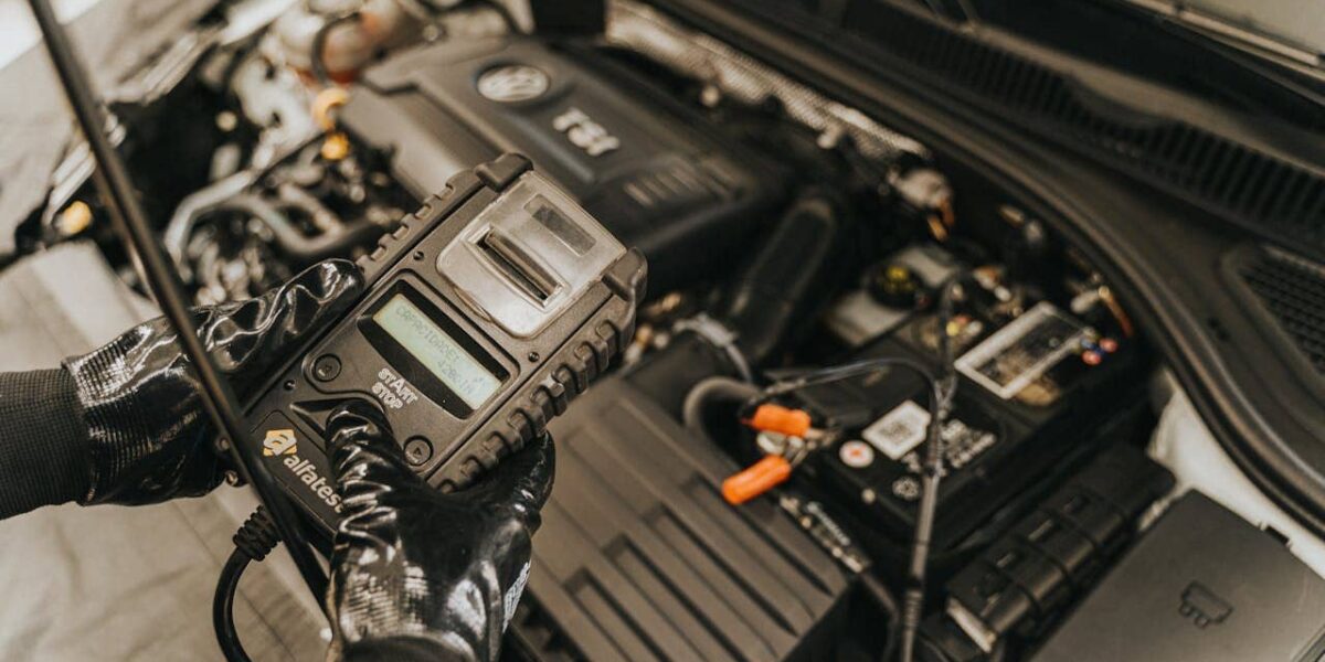 Mann überprüft Motor eines Fahrzeugs beim Chiptunen