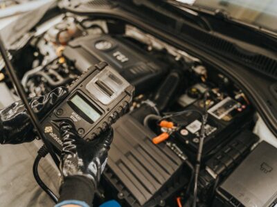 Mann überprüft Motor eines Fahrzeugs beim Chiptunen