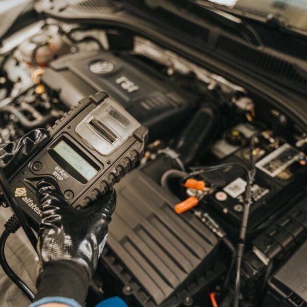 Mann überprüft Motor eines Fahrzeugs beim Chiptunen