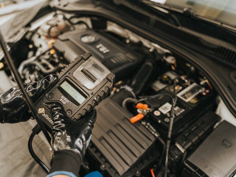 Mann überprüft Motor eines Fahrzeugs beim Chiptunen
