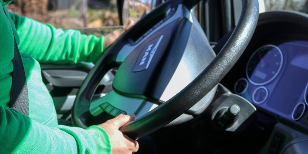 Firmenwagen auf einem Parkplatz – Tipps für geschäftliche Autofahrer
