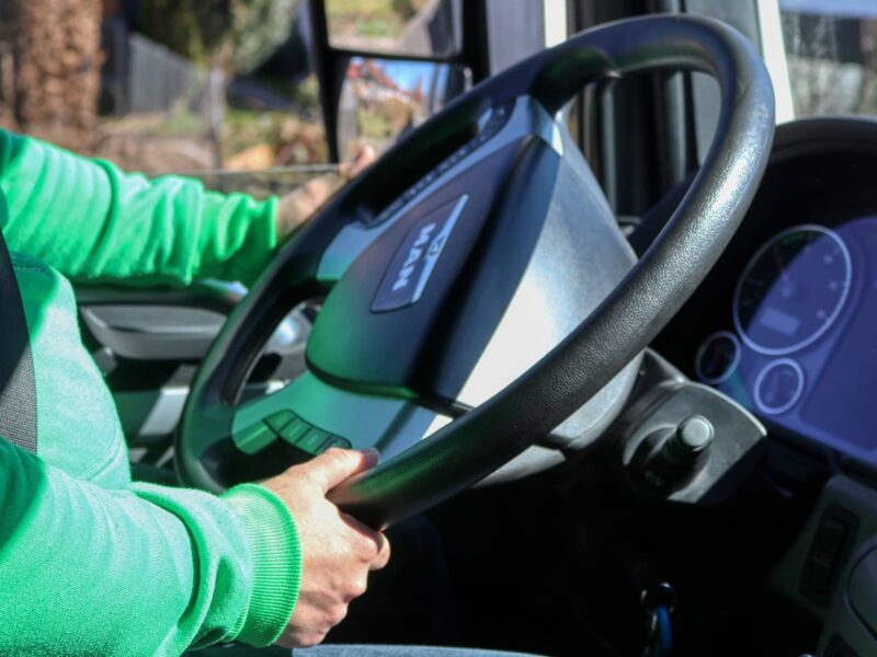 Firmenwagen auf einem Parkplatz – Tipps für geschäftliche Autofahrer