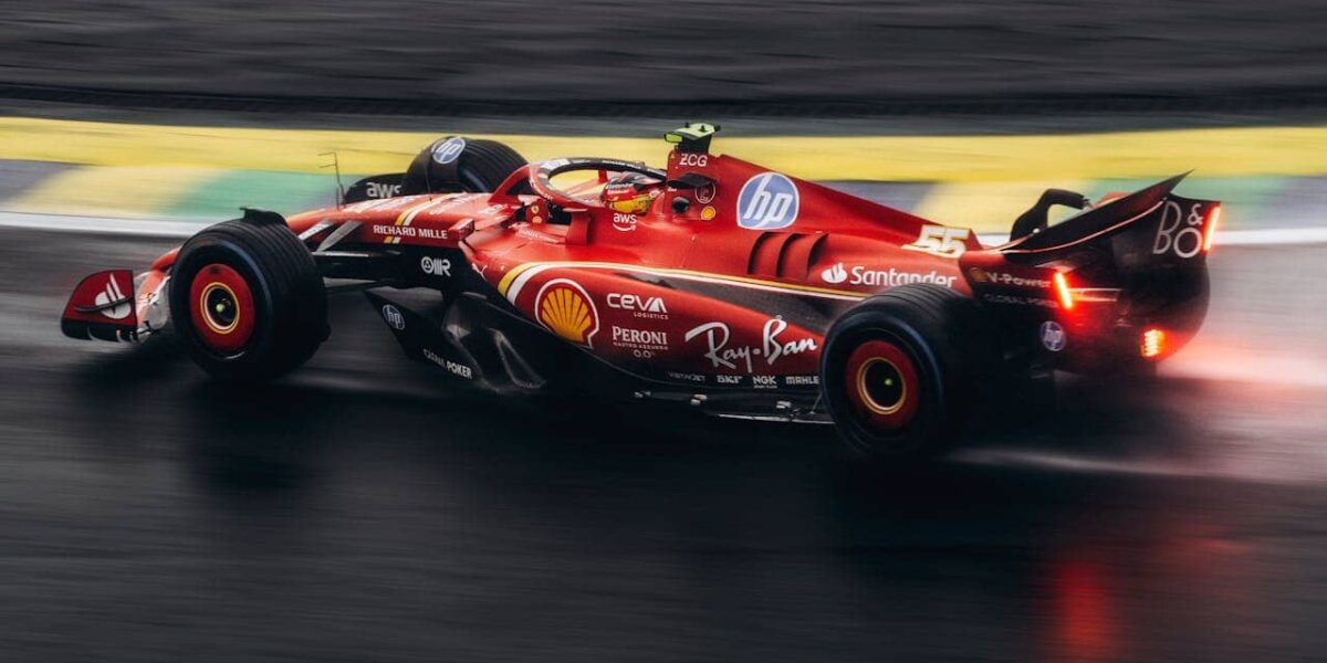 F1-Event in Deutschland, Rennwagen bei einer Veranstaltung, Motorsport-Atmosphäre